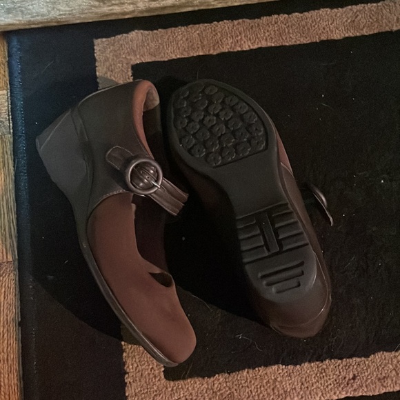 Ladies Brown size 6 super cute comfy stretchy material shoe - Picture 4 of 8